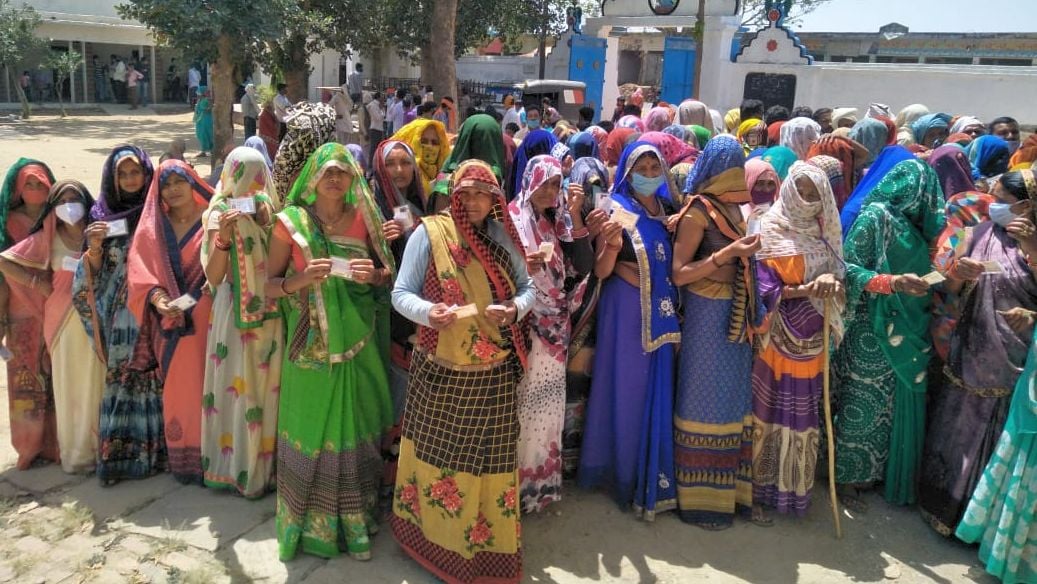 - चित्रकूट के संवेदनशील मानिकपुर ब्लाक क्षेत्र के ऐंचवारा गांव के प्राथमिक विद्यालय में मतदान क? - चित्रकूट के संवेदनशील मानिकपुर ब्लाक क्षेत्र के ऐंचवारा गांव के प्राथमिक विद्यालय में मतदान क?