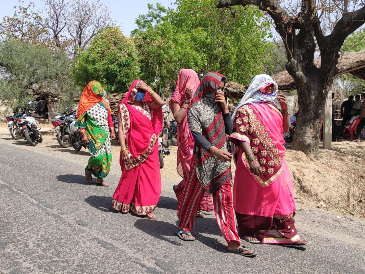 चित्रकूट के राजापुर तहसील क्षेत्र में नांदिन कुर्मियान गांव के पास तेज धूप की परवाह किए बगैर उत् चित्रकूट के राजापुर तहसील क्षेत्र में नांदिन कुर्मियान गांव के पास तेज धूप की परवाह किए बगैर उत्
