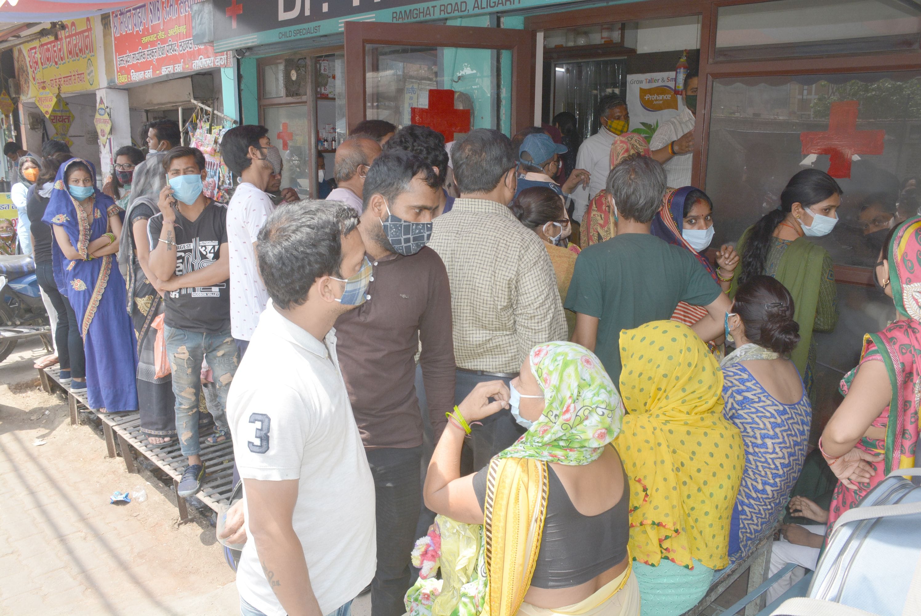 रामघाट रोड स्थित मिनाक्षी पुल के पास एक प्राइवेट क्लीनिक पर लगी मरीजों की भीड़।