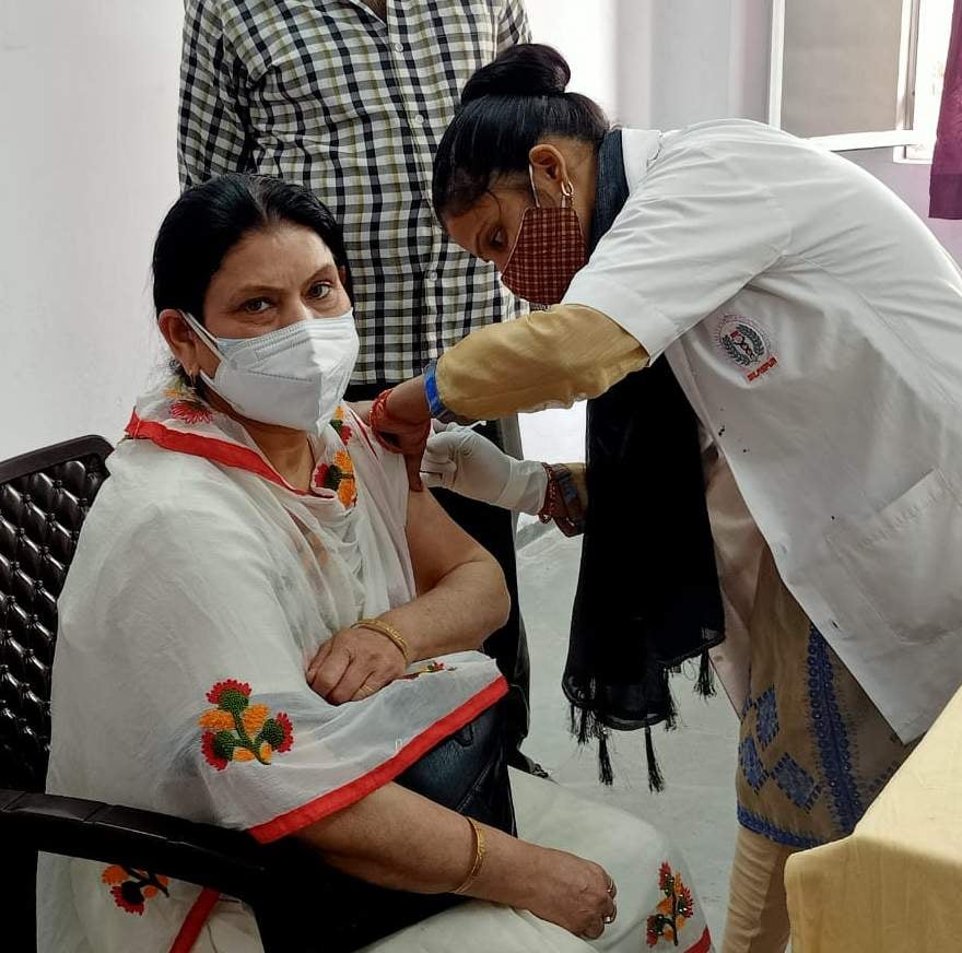 रामपुर के जिला महिला अस्पताल में टीका लगाती स्वास्थ्य कर्मी। संवाद रामपुर के जिला महिला अस्पताल में टीका लगाती स्वास्थ्य कर्मी। संवाद