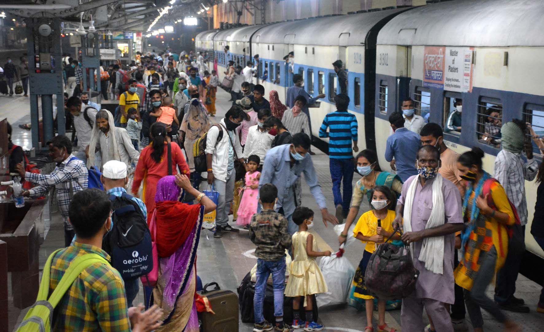 दिल्ली में लॉकडाउन लगने से अलीगढ़ रेलवे स्टेशन पर ईएमयू पैसेंजर से आए यात्री। दिल्ली में लॉकडाउन लगने से अलीगढ़ रेलवे स्टेशन पर ईएमयू पैसेंजर से आए यात्री।