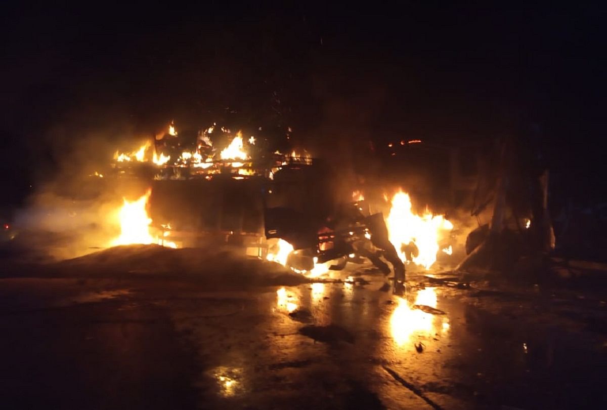Pratapgarh news : प्रतापगढ़ में हादसे के बाद ट्रक में लगी आग।