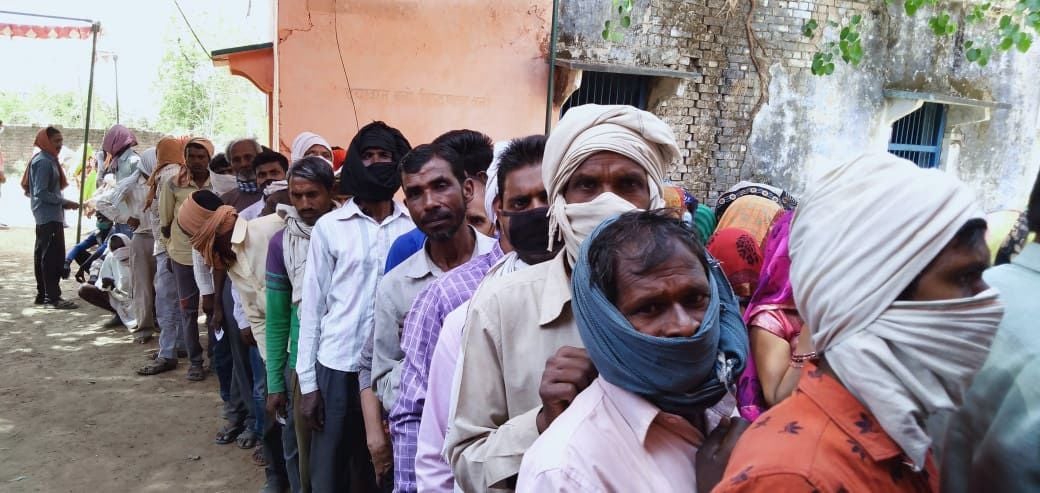 चित्रकूट के मऊ ब्लाक क्षेत्र में अहिरी गांव के पोलिंग बूथ पर मतदान करने के लिए लाइन में खडे मतदात चित्रकूट के मऊ ब्लाक क्षेत्र में अहिरी गांव के पोलिंग बूथ पर मतदान करने के लिए लाइन में खडे मतदात