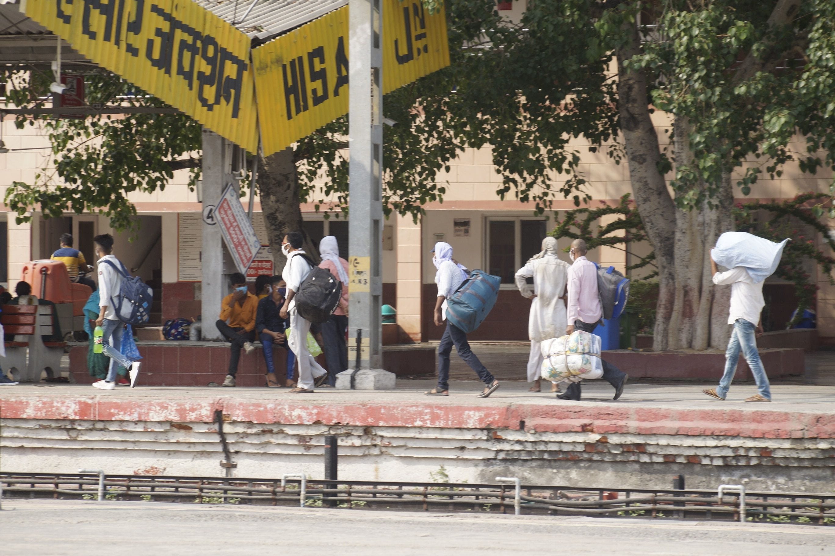 सामान के साथ अपने प्रदेश को लौटते प्रवासी। संवाद सामान के साथ अपने प्रदेश को लौटते प्रवासी। संवाद