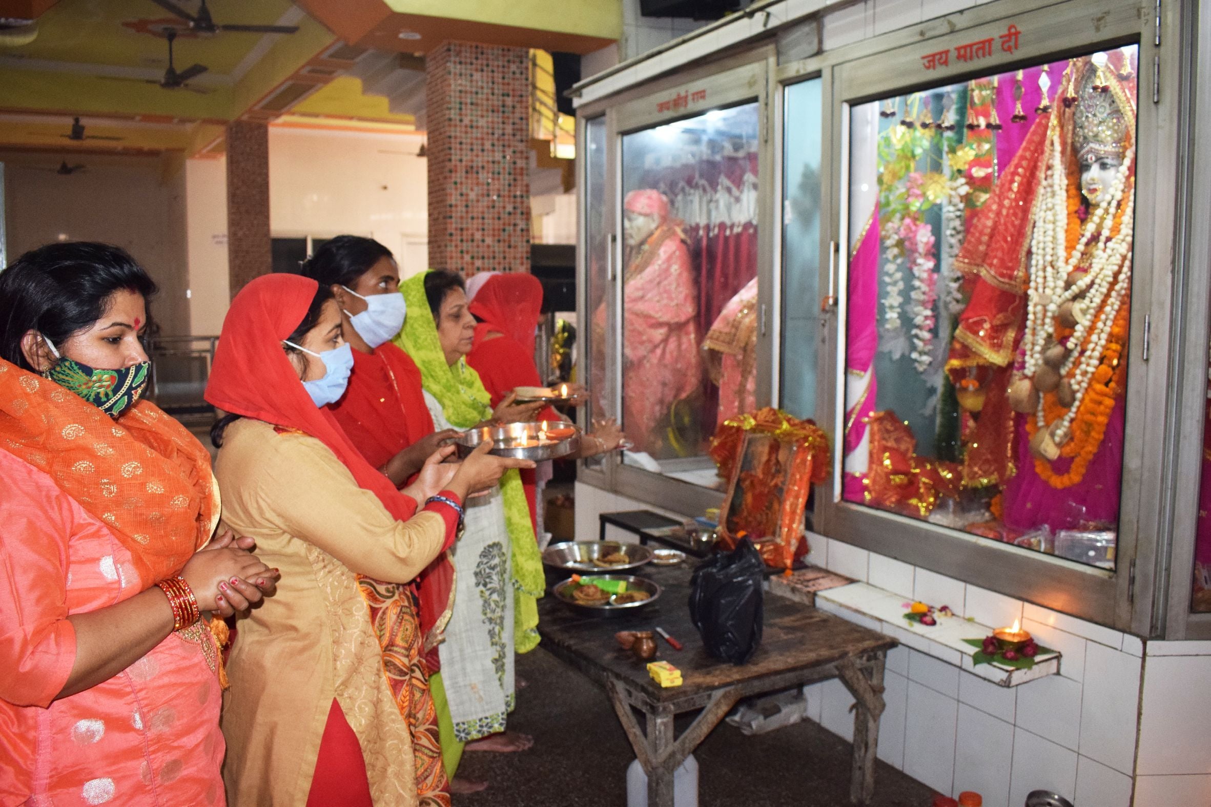 शाहजहांपुर में दुर्गाष्टमी पर कृष्णानगर मंदिर में पूजा अर्चना करती महिलाएं । संवाद