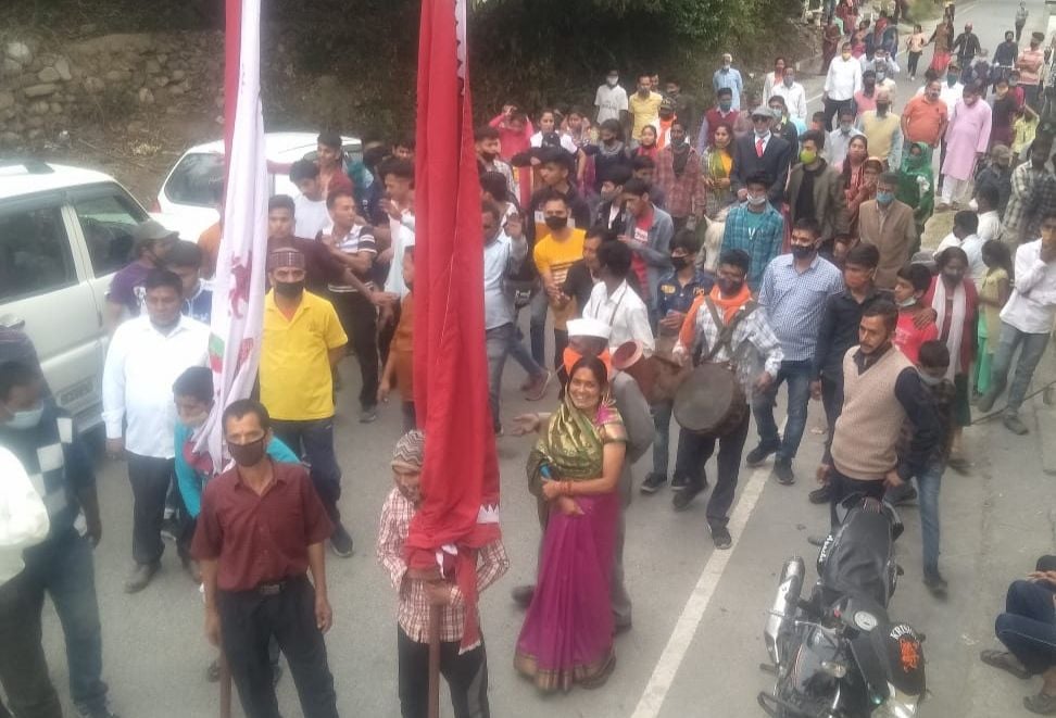 चौखुटिया के अगनेरी में मंदिर परिसर की ओर जाते मेलार्थी। चौखुटिया के अगनेरी में मंदिर परिसर की ओर जाते मेलार्थी।