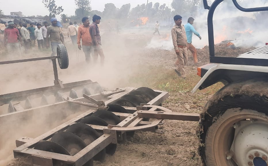गांव अपलाना में चर्खी में लगी आग को बुझाते दमकलकर्मी और ग्रामीण