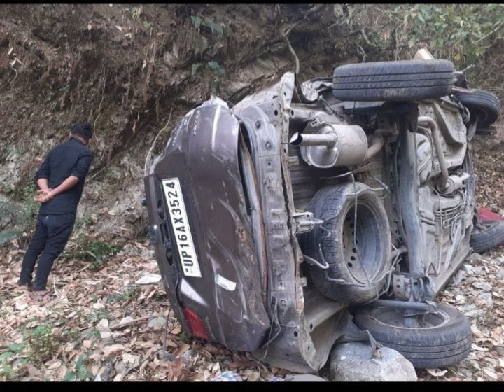 मछोड़- हरड़ा रोड पर चौड़ी घट्टी से करीब आधा किलोमीटर पहले गहरी खाई में गिरी कार। मछोड़- हरड़ा रोड पर चौड़ी घट्टी से करीब आधा किलोमीटर पहले गहरी खाई में गिरी कार।