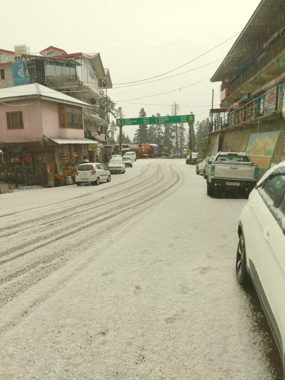नारकंडा में बुधवार को बर्फबारी के बाद का नजारा। नारकंडा में बुधवार को बर्फबारी के बाद का नजारा।
