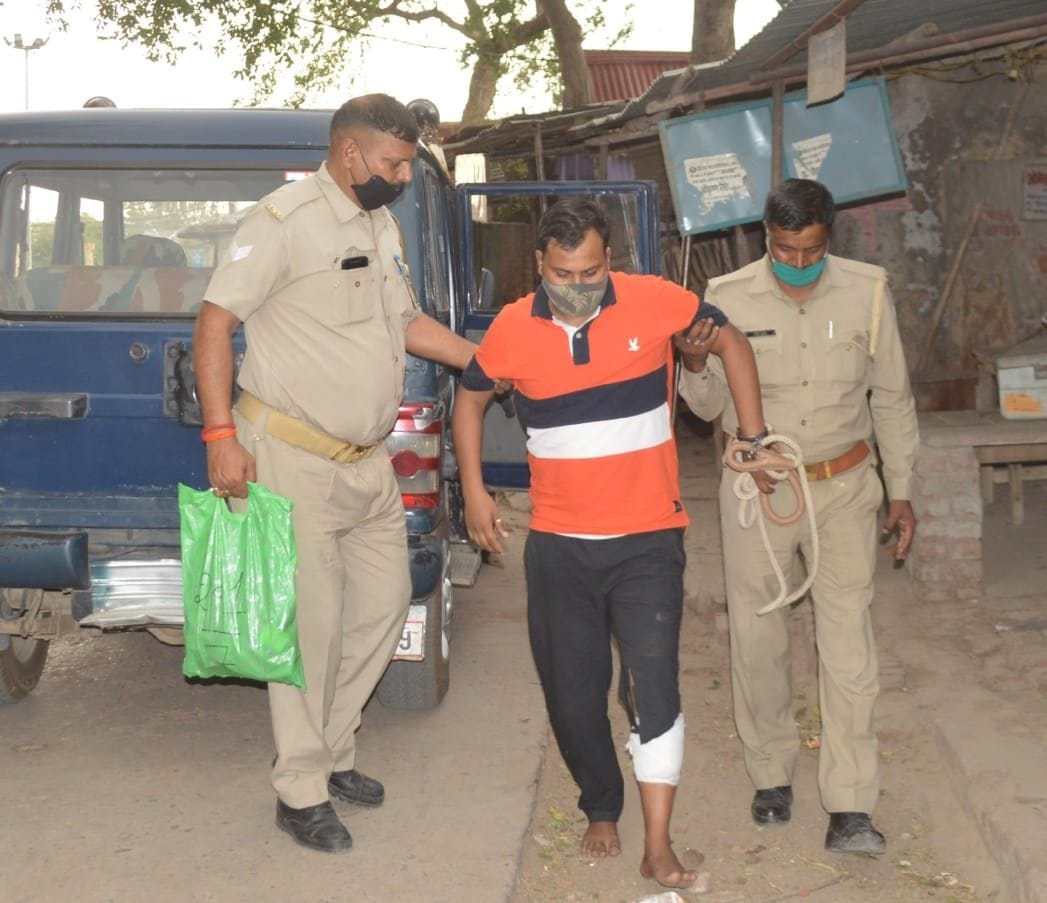 हाथरस : मुठभेड़ के बाद गिरफ्तार किए गए सोनू को कोर्ट में पेशी के लिए ले जाती पुलिस। हाथरस : मुठभेड़ के बाद गिरफ्तार किए गए सोनू को कोर्ट में पेशी के लिए ले जाती पुलिस।
