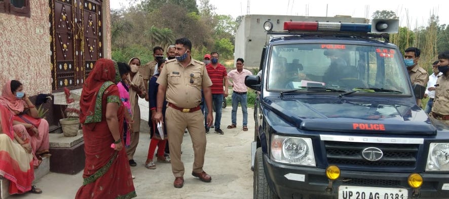 नजीबाबाद के लक्ष्मीनगर में वर-वधु पक्ष में विवाद पर दोनों पक्षों को थाने ले जाती पुलिस। नजीबाबाद के लक्ष्मीनगर में वर-वधु पक्ष में विवाद पर दोनों पक्षों को थाने ले जाती पुलिस।