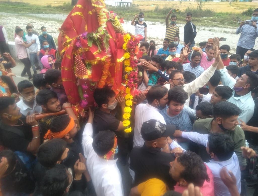 चौखुटिया के चैत्रोष्टमी मेले के दौरान अगनेरी माता के मंदिर में परिक्रमा के लिए डोले को ले जाते श् चौखुटिया के चैत्रोष्टमी मेले के दौरान अगनेरी माता के मंदिर में परिक्रमा के लिए डोले को ले जाते श्