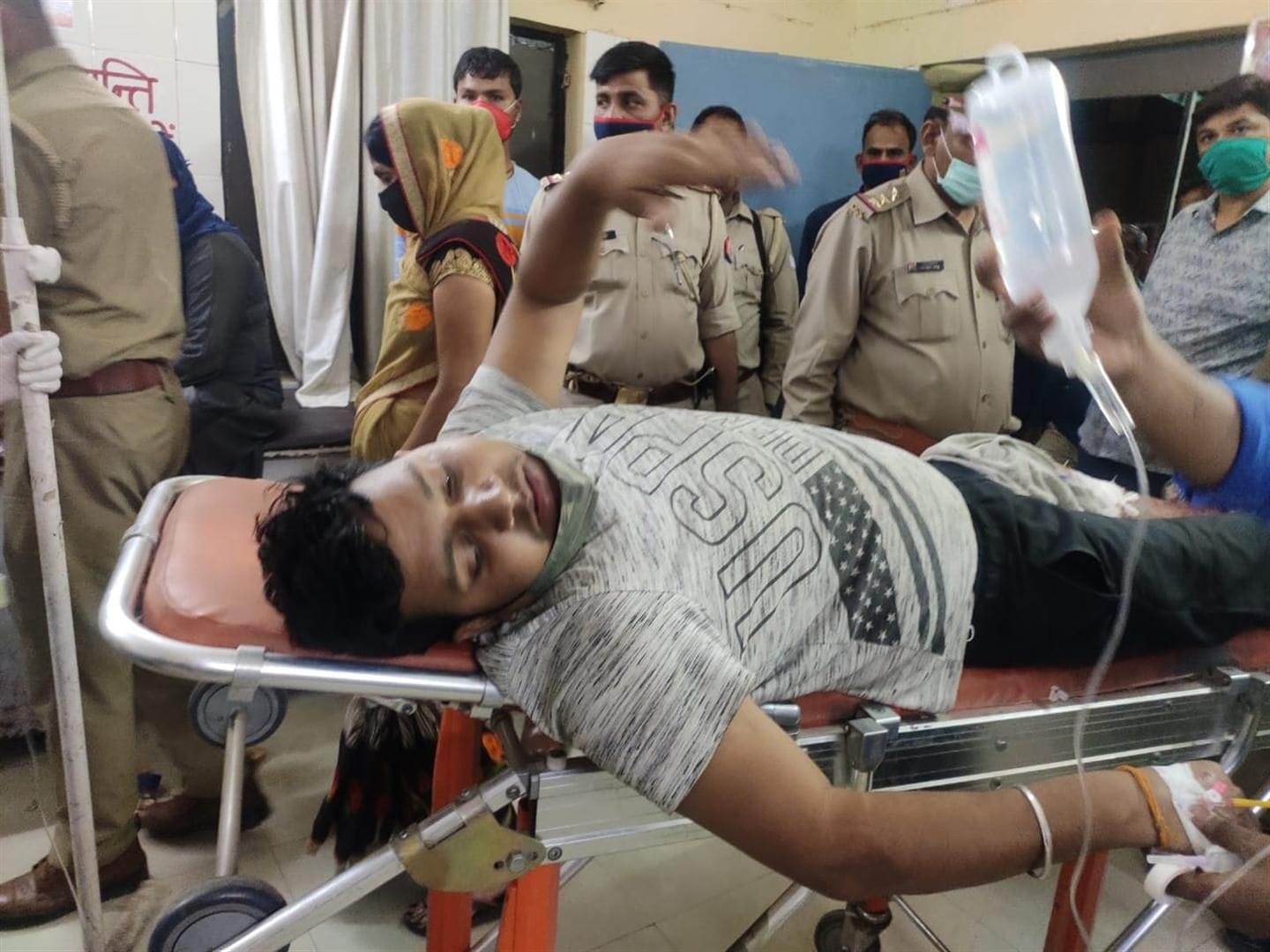 हाथरस : मुठभेड़ में घायल सासनी हत्याकांड का मुख्य आरोपी गौरव उर्फ रुद्राक्ष पंडित।