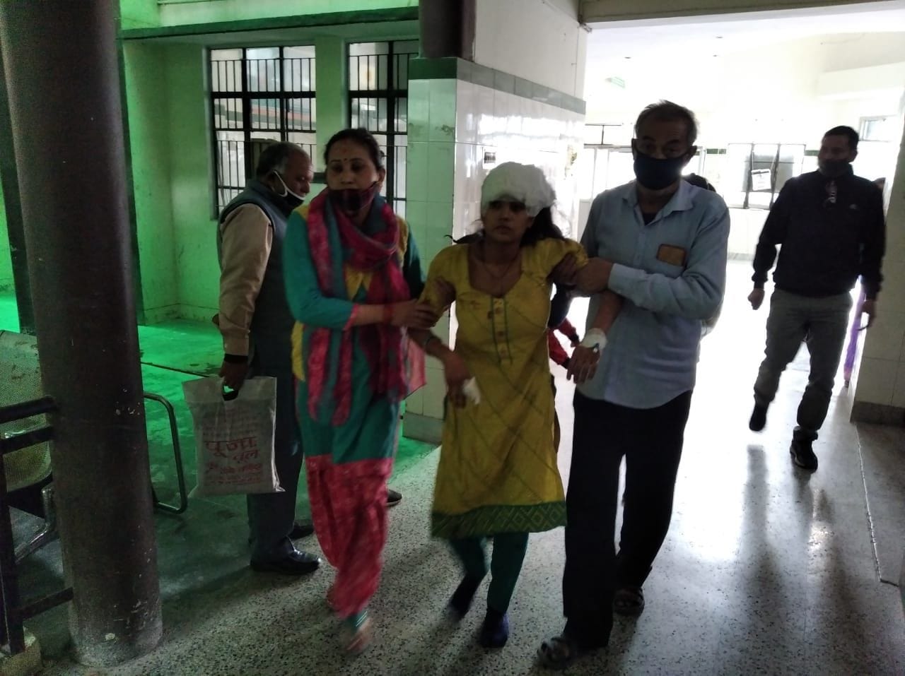 कार दुर्घटना के घायलों को अस्पताल लाते लोग। कार दुर्घटना के घायलों को अस्पताल लाते लोग।