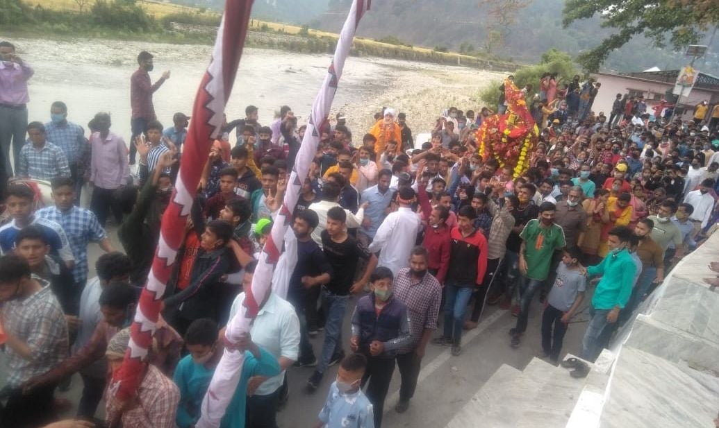 चैत्राष्टमी मेले में माता को डोला लेकर आ रहे श्रद्धालु। चैत्राष्टमी मेले में माता को डोला लेकर आ रहे श्रद्धालु।