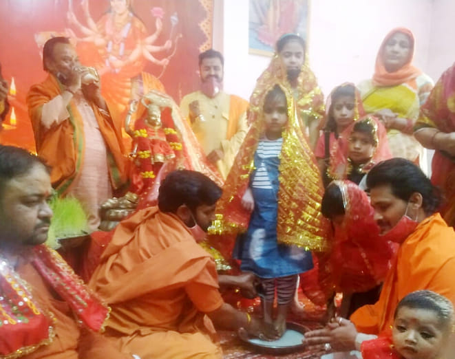राधा विहार स्थित मॉ वैष्णवी काली मन्दिर में कन्या पूजन करते श्रद्घालु राधा विहार स्थित मॉ वैष्णवी काली मन्दिर में कन्या पूजन करते श्रद्घालु
