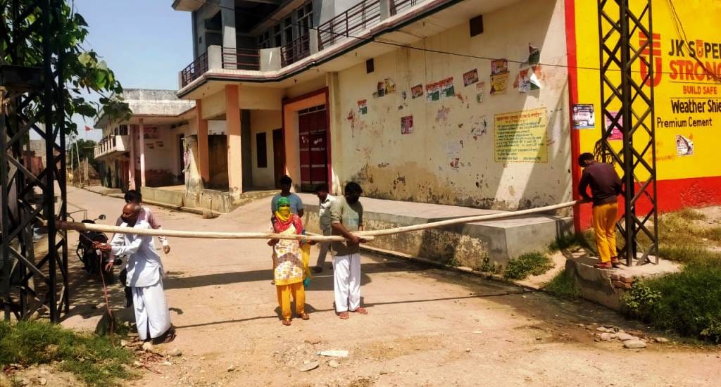 गांव तीतरो के गांव रादौर में गलियों को सील करते कर्मचारी गांव तीतरो के गांव रादौर में गलियों को सील करते कर्मचारी