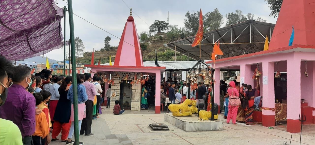 देवी मंदिर देघाट में पहुंचे श्रद्धालु। देवी मंदिर देघाट में पहुंचे श्रद्धालु।