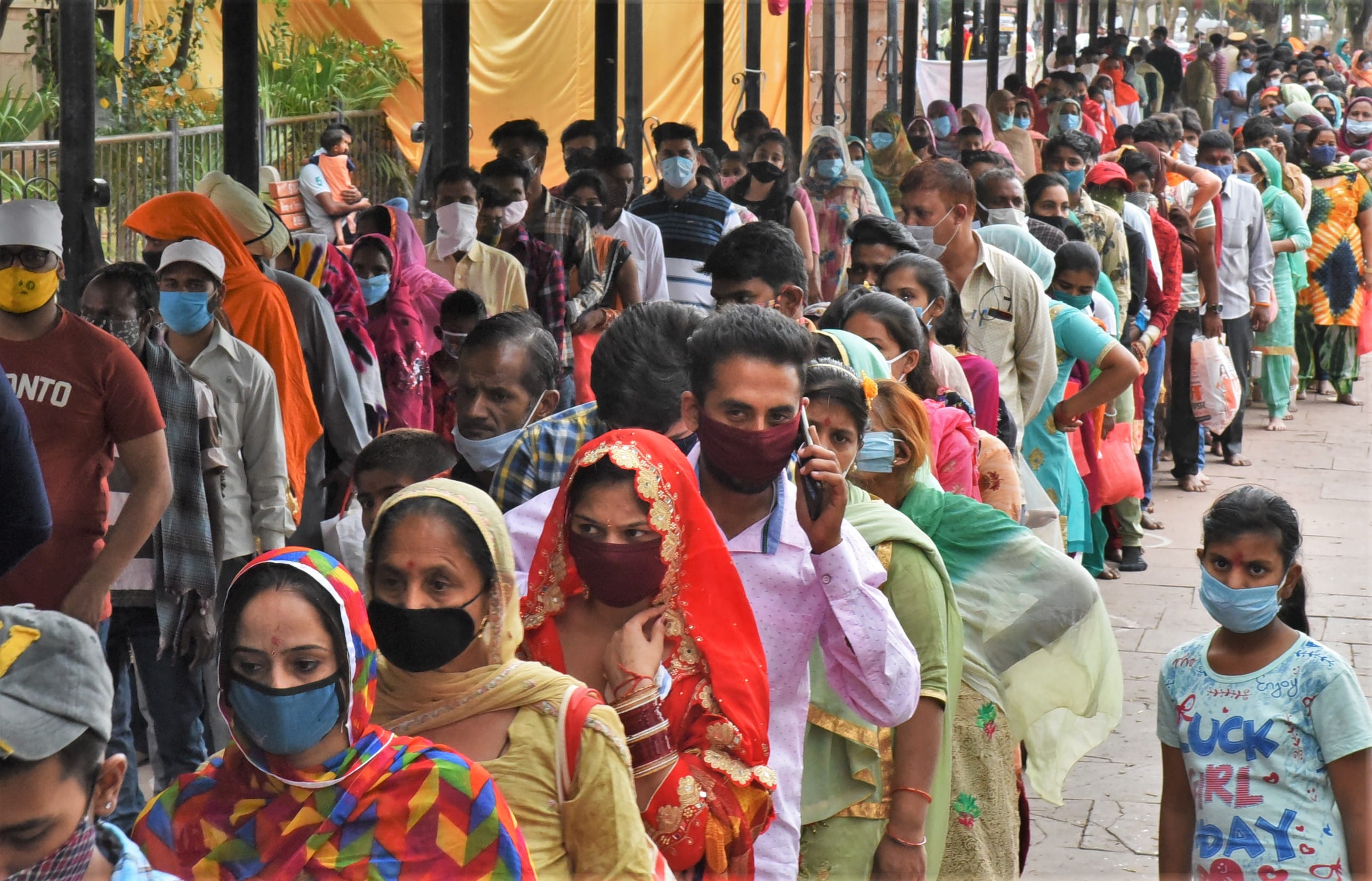 मां के दर्शन के लिए लाइन में लगे लोग। 