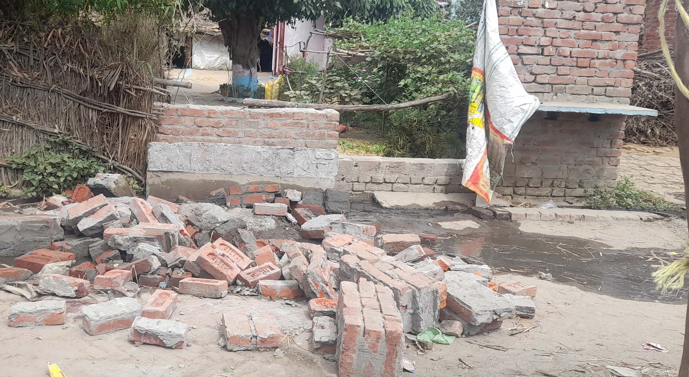 गांव पड़रिया दलेलपुर में ढही दीवार गांव पड़रिया दलेलपुर में ढही दीवार