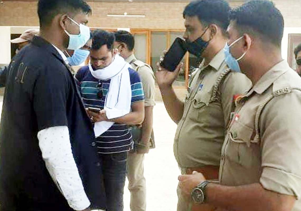 दिउरिया गुटैया में फोरेसिंक टीम से बात करती पुलिस