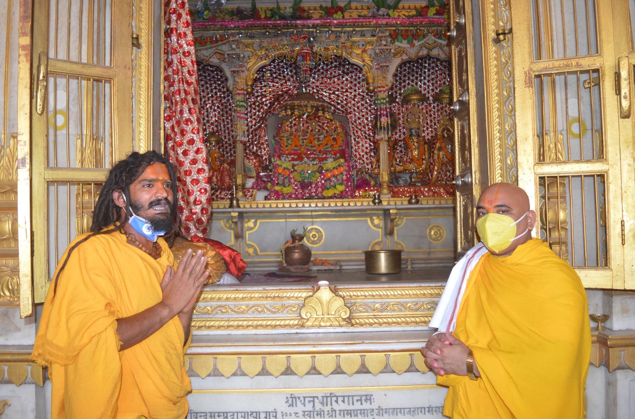 अयोध्या-बड़ास्थान दशरथ महल में रामजन्मोत्सव के दौरान मौजूद संत अयोध्या-बड़ास्थान दशरथ महल में रामजन्मोत्सव के दौरान मौजूद संत