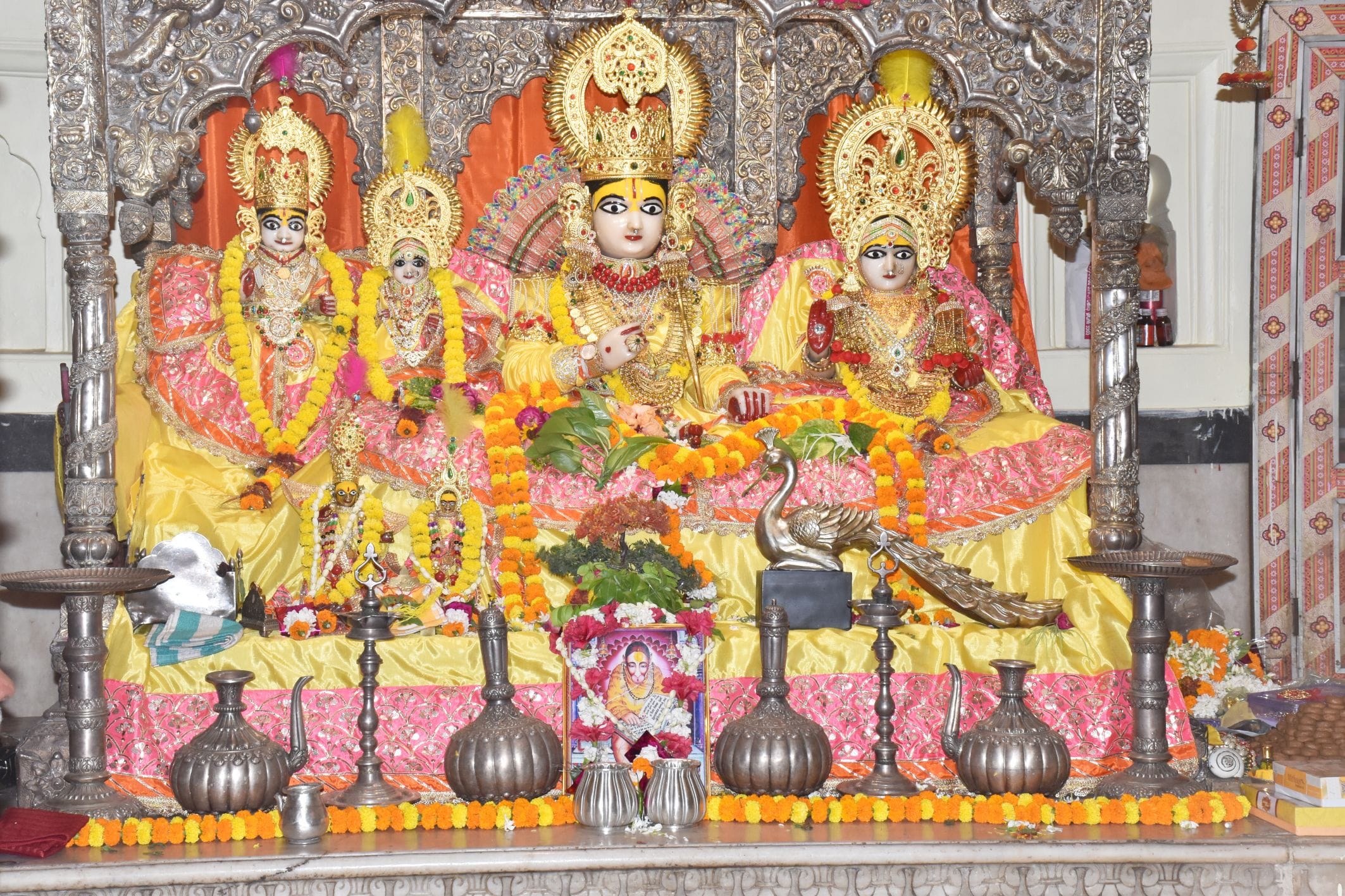 अयोध्या-रामजन्मोत्सव के दौरान सजा भव्य रामदरबार अयोध्या-रामजन्मोत्सव के दौरान सजा भव्य रामदरबार