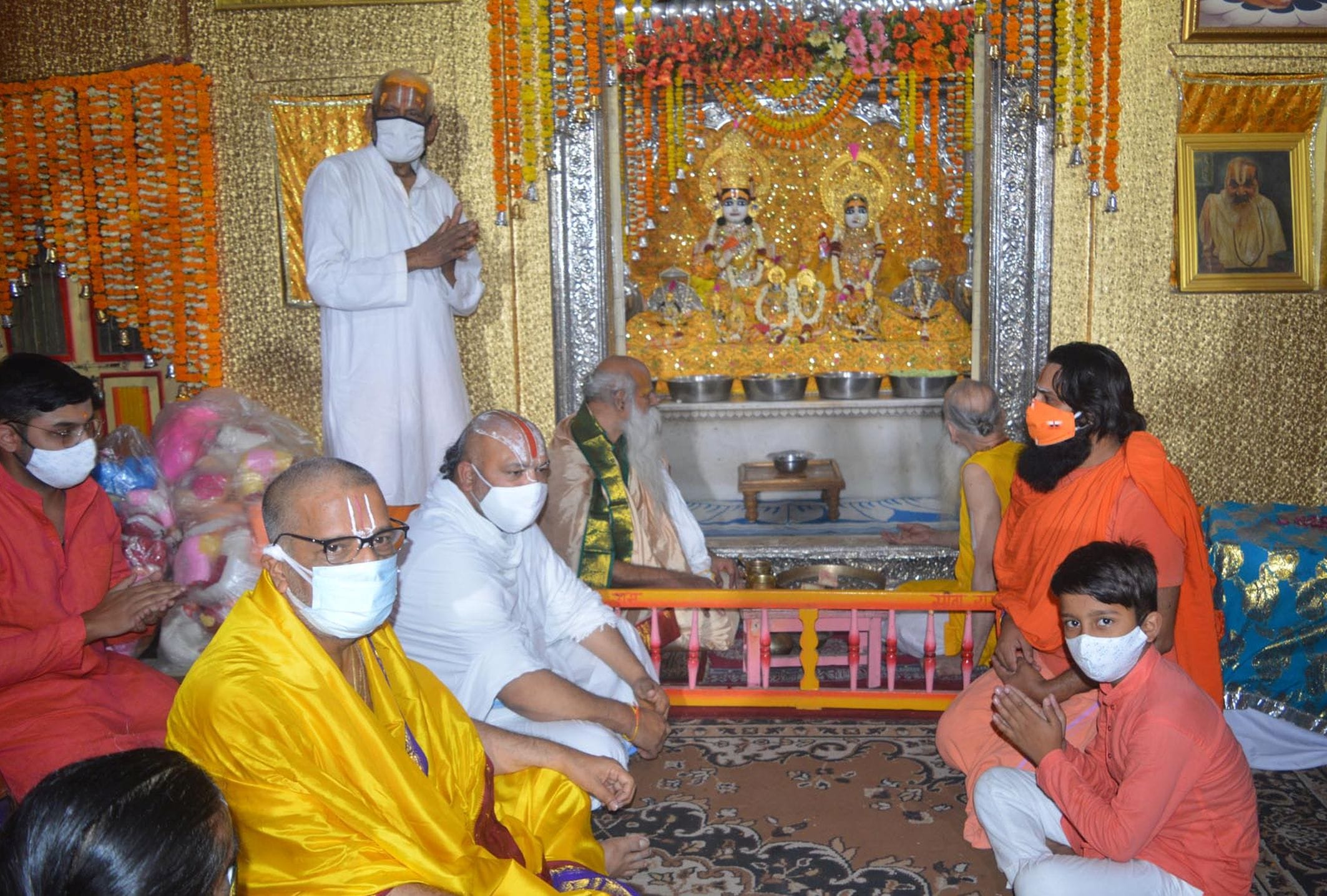 अयोध्या-रामबल्लाभाकुंज में रामजन्मोत्सव के दौरान मौजूद संत अयोध्या-रामबल्लाभाकुंज में रामजन्मोत्सव के दौरान मौजूद संत