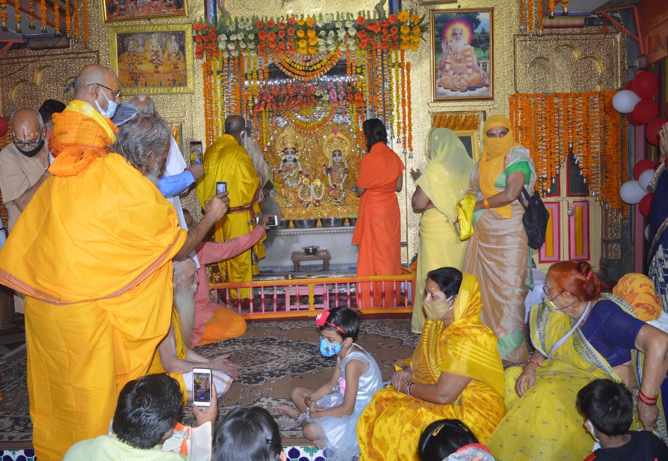 अयोध्या-रामबल्लाभाकुंज में रामजन्मोत्सव के दौरान दर्शन पूजन करते भक्तगण अयोध्या-रामबल्लाभाकुंज में रामजन्मोत्सव के दौरान दर्शन पूजन करते भक्तगण