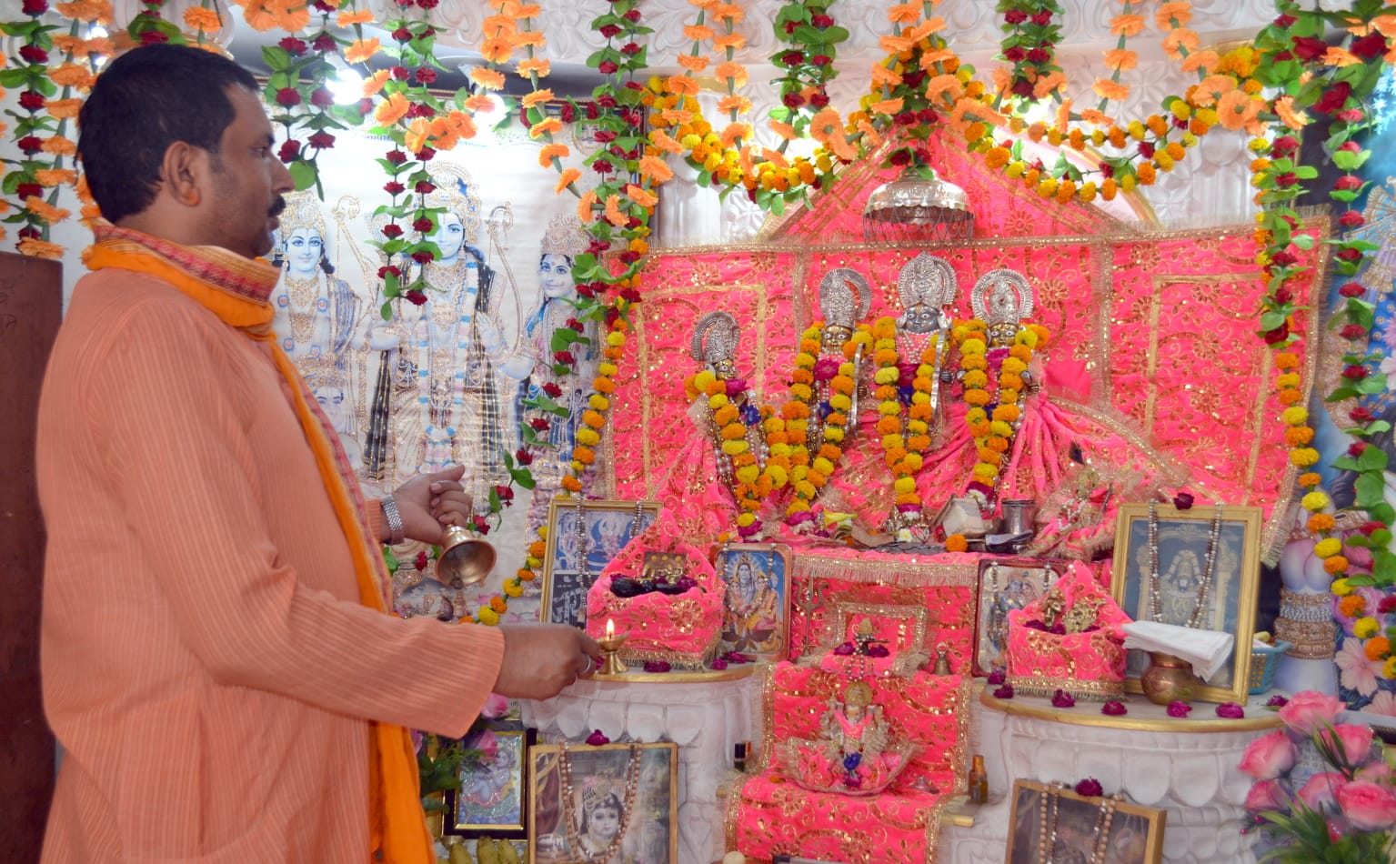 रामनवमी पर मंदिर में आरती करते पुजारी। संवाद रामनवमी पर मंदिर में आरती करते पुजारी। संवाद