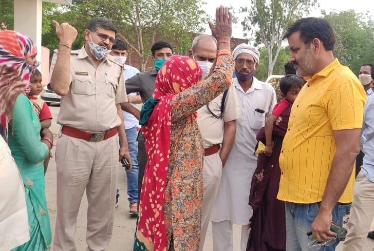 सीआईए टू इंचार्ज श्रीभगवान यादव का हाथ जोड़कर आभार जताती बच्चें की दादी सुंदर देवी। संवाद