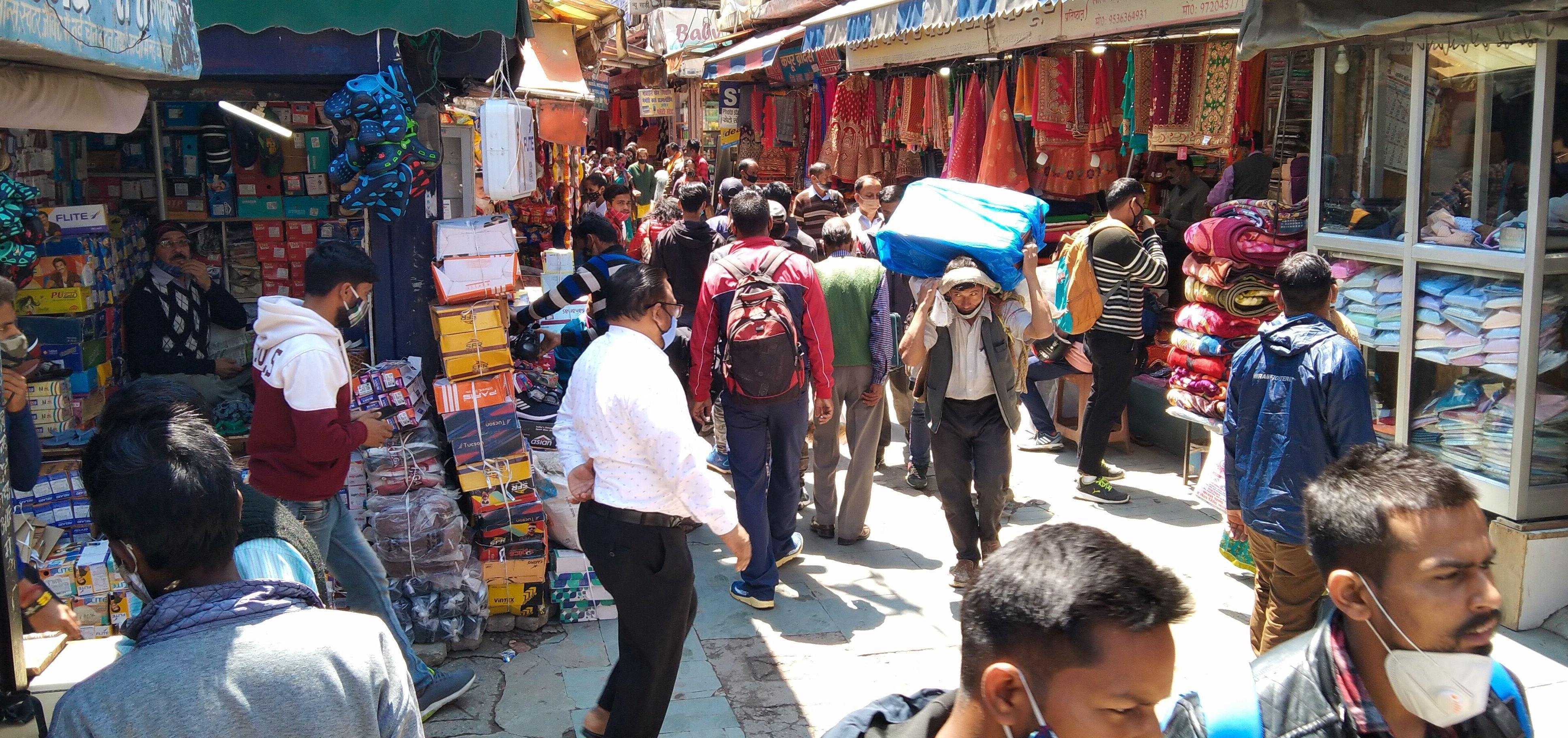 अल्मोड़ा में बृहस्पतिवार को दो बजे से पूर्व बाजार में उमड़ी लोगों की भीड़। अल्मोड़ा में बृहस्पतिवार को दो बजे से पूर्व बाजार में उमड़ी लोगों की भीड़।