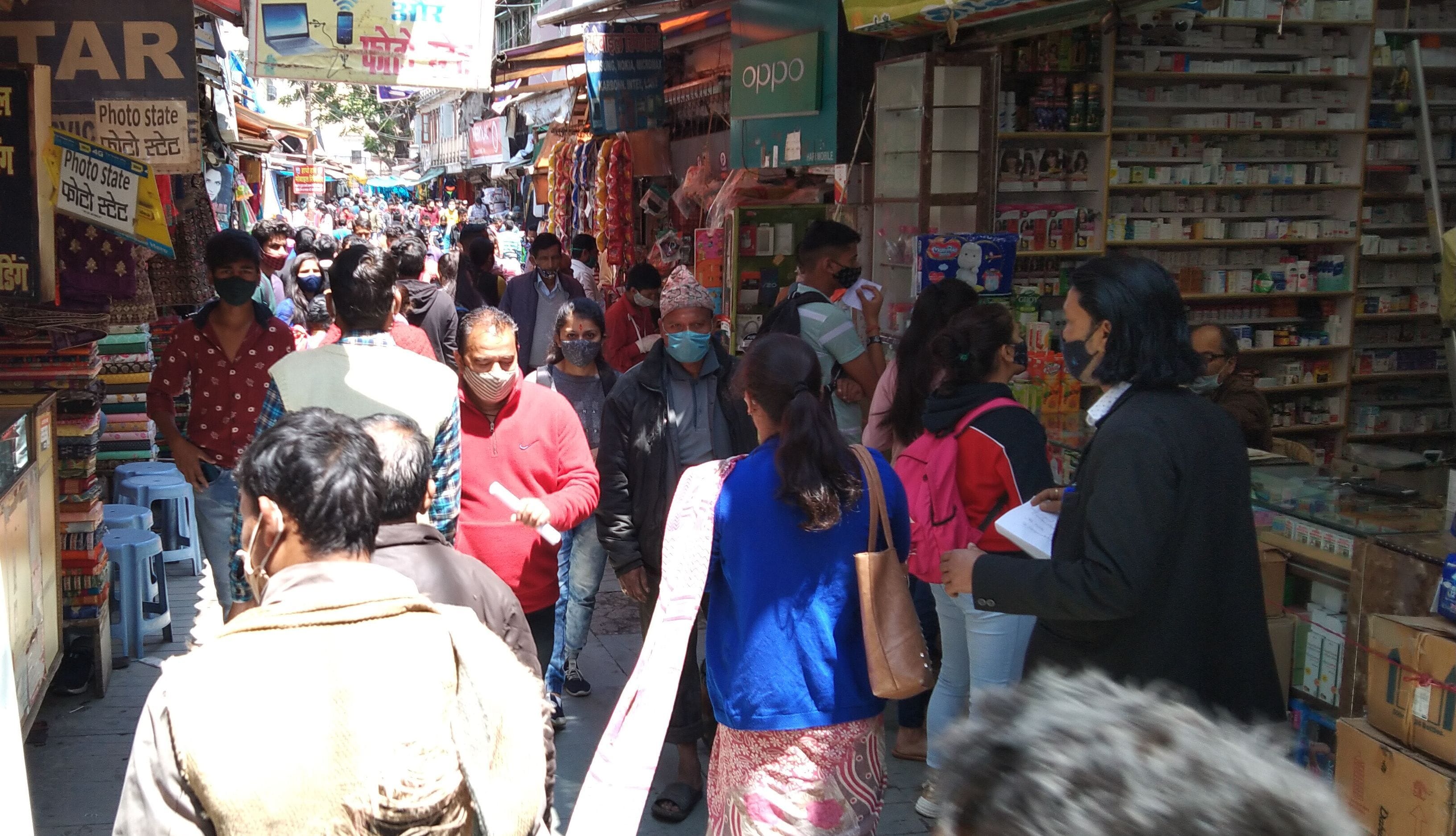 अल्मोड़ा में बृहस्पतिवार को दो बजे से पूर्व बाजार में उमड़ी लोगों की भीड़। अल्मोड़ा में बृहस्पतिवार को दो बजे से पूर्व बाजार में उमड़ी लोगों की भीड़।