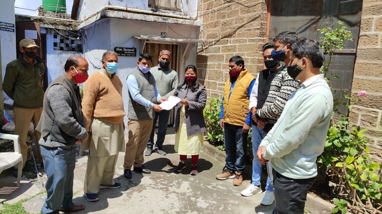 अल्मोड़ा में एसडीएम सीमा विश्वकर्मा को ज्ञापन सौंपते व्यापारी। अल्मोड़ा में एसडीएम सीमा विश्वकर्मा को ज्ञापन सौंपते व्यापारी।