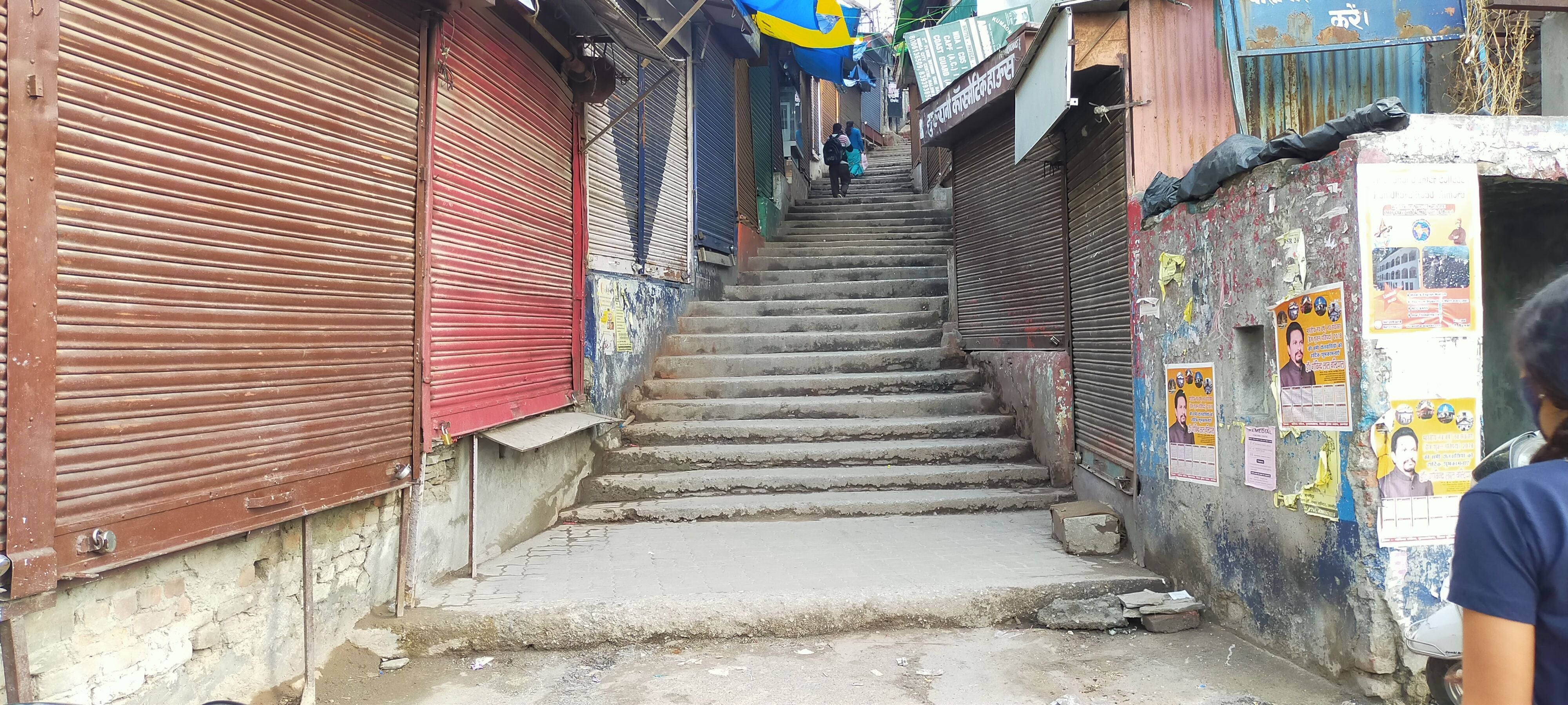 बृहस्पतिवार को दो बजे बाद अल्मोड़ा बाजार में पसरा सन्नाटा। बृहस्पतिवार को दो बजे बाद अल्मोड़ा बाजार में पसरा सन्नाटा।