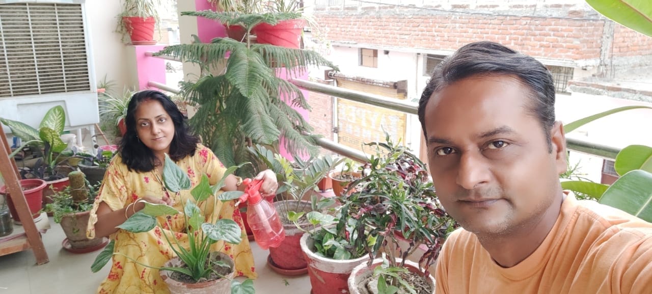 केंद्रीय विद्यालय की शिक्षिका सुधा चतुर्वेदी घर पर बागवानी करती हुईं। केंद्रीय विद्यालय की शिक्षिका सुधा चतुर्वेदी घर पर बागवानी करती हुईं।
