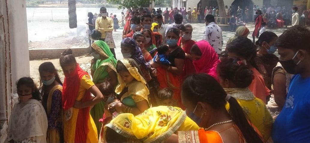 मां यशवंतरी देवी मंदिर गेट पर भक्तों की लगी कतार। मां यशवंतरी देवी मंदिर गेट पर भक्तों की लगी कतार।