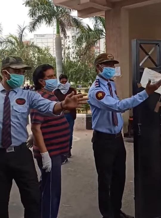 उन्नाव: सरस्वती मेडिकल कॉलेज में मौत के बाद गेट पर हंगामा कर रहे मृतकों के परिजनों को खदेड़ते सुर? उन्नाव: सरस्वती मेडिकल कॉलेज में मौत के बाद गेट पर हंगामा कर रहे मृतकों के परिजनों को खदेड़ते सुर?
