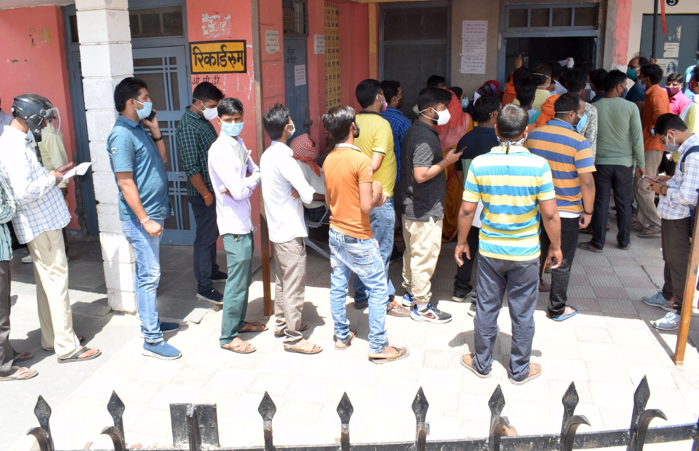 फोटो-2- कोरोना की जांच के लिए नमूना देने को लगी लाइन। संवाद फोटो-2- कोरोना की जांच के लिए नमूना देने को लगी लाइन। संवाद