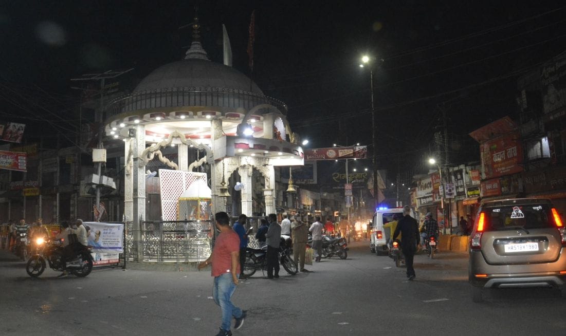 रात्रि 8.20बजे कर्फ्यू के दौरान शिव चौक से गुजरते वाहन। रात्रि 8.20बजे कर्फ्यू के दौरान शिव चौक से गुजरते वाहन।