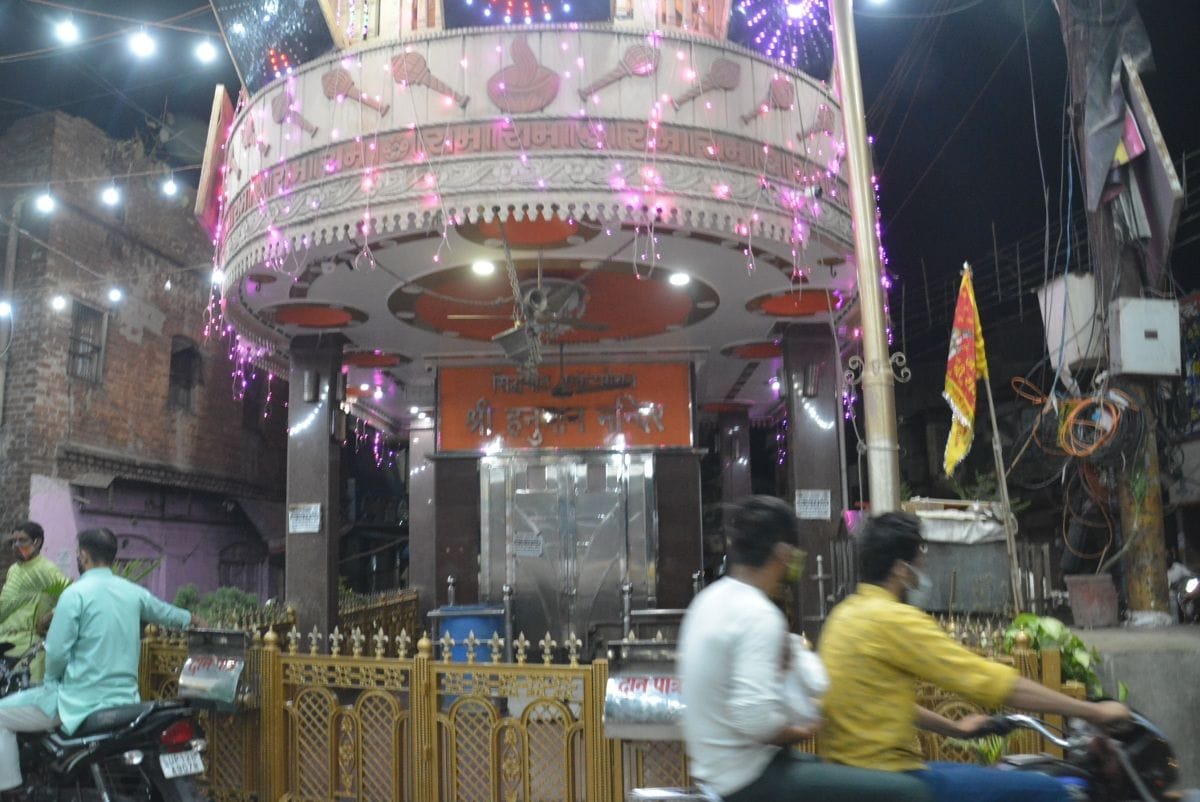 रात्रि 8.30 बजे कर्फ्यू के दौरान बंद हुए हनुमान मंदिर के कपाट। रात्रि 8.30 बजे कर्फ्यू के दौरान बंद हुए हनुमान मंदिर के कपाट।