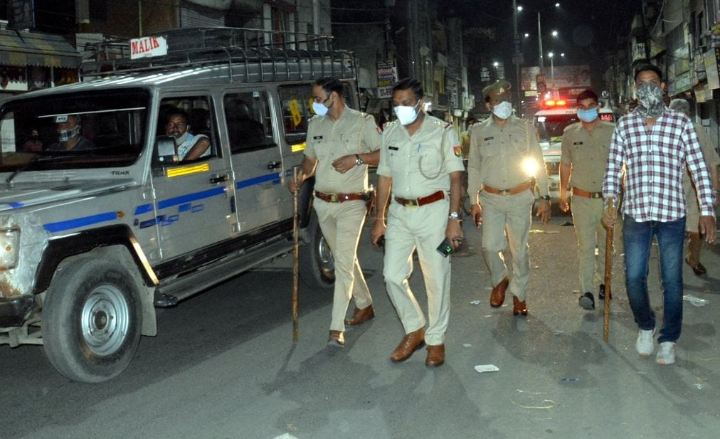 रात्रि 8.36 बजे रात्रि कर्फ्यू का पालन कराती पुलिस। रात्रि 8.36 बजे रात्रि कर्फ्यू का पालन कराती पुलिस।