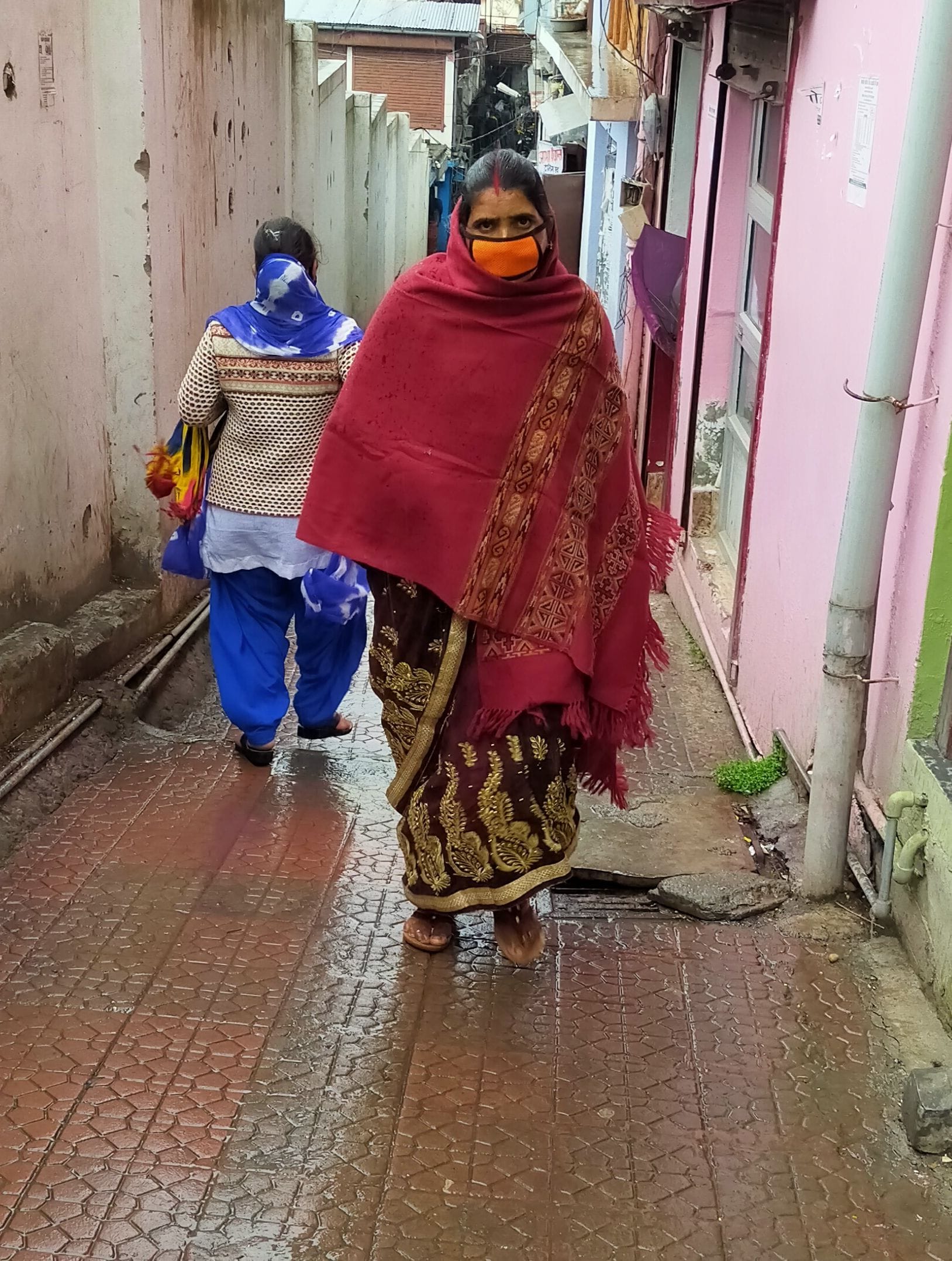 अल्मोड़ा में बारिश के बीच गर्म कपड़े और शॉल ओढ़कर निकली महिला। अल्मोड़ा में बारिश के बीच गर्म कपड़े और शॉल ओढ़कर निकली महिला।