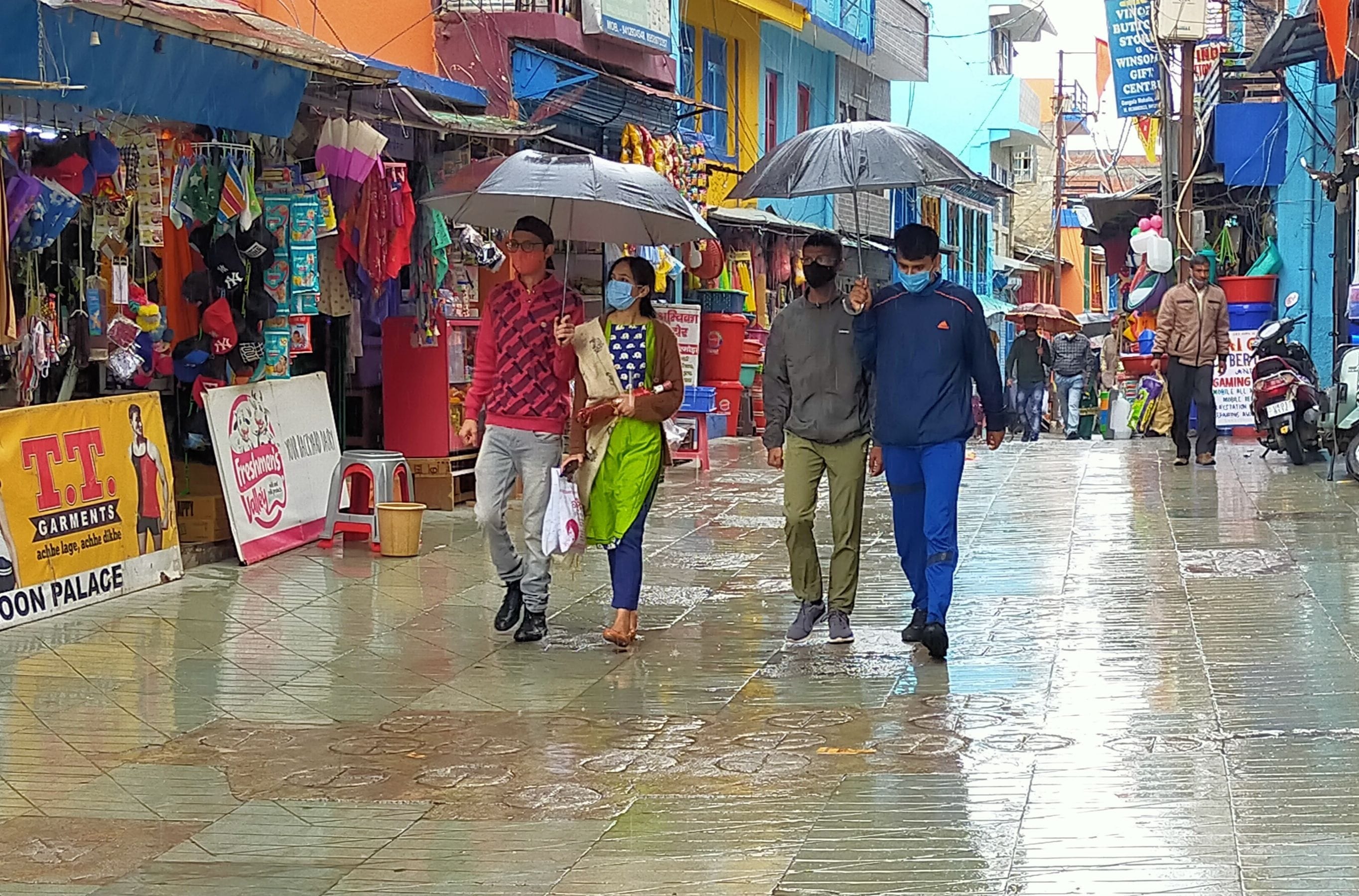 अल्मोड़ा में शुक्रवार को बारिश से बचने के लिए छाता लेकर निकले लोग। अल्मोड़ा में शुक्रवार को बारिश से बचने के लिए छाता लेकर निकले लोग।