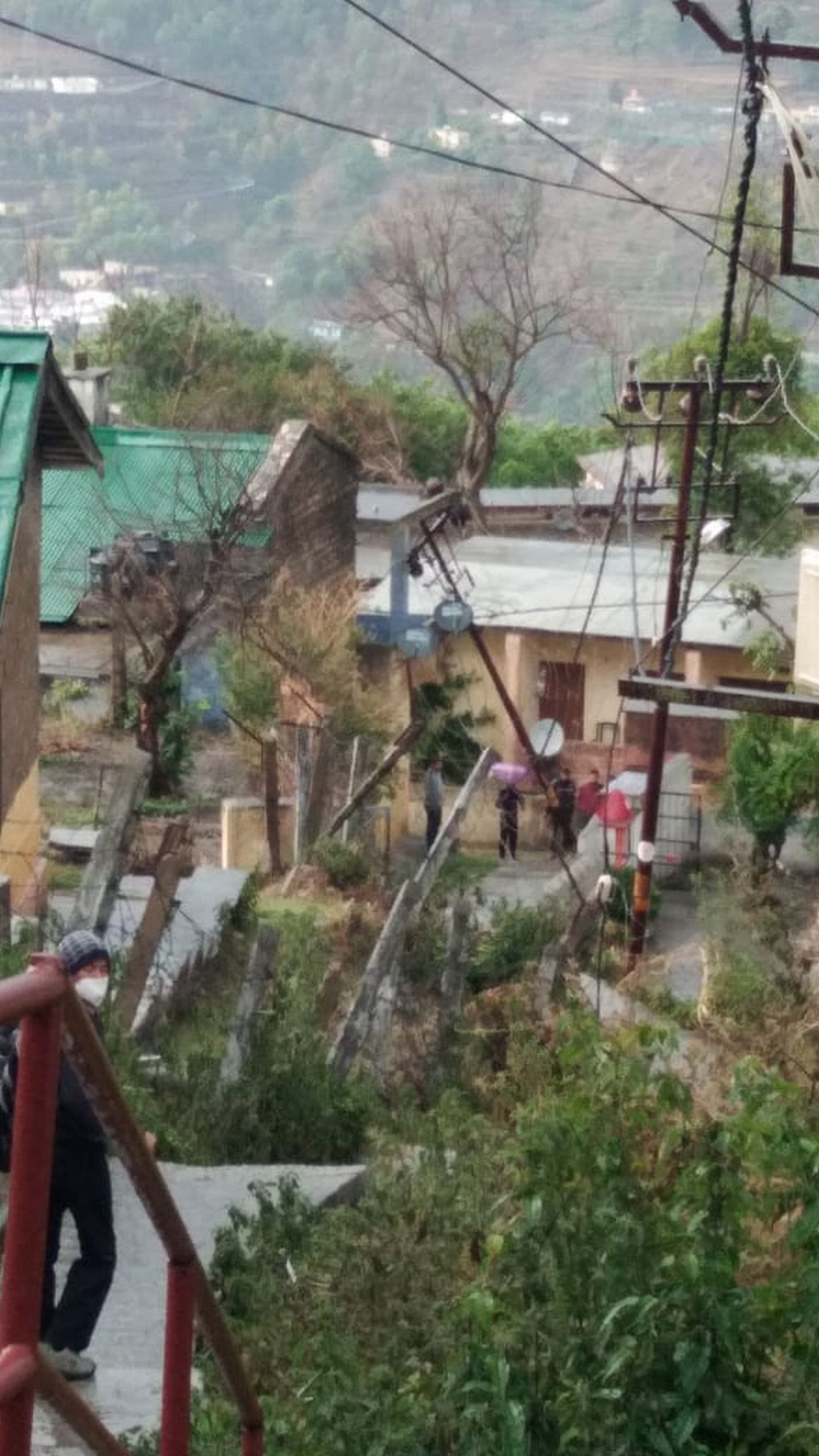अल्मोड़ा में एमईएस कालोनी के पास क्षतिग्रस्त ग्यारह केवी बिजली लाइन का पोल। अल्मोड़ा में एमईएस कालोनी के पास क्षतिग्रस्त ग्यारह केवी बिजली लाइन का पोल।