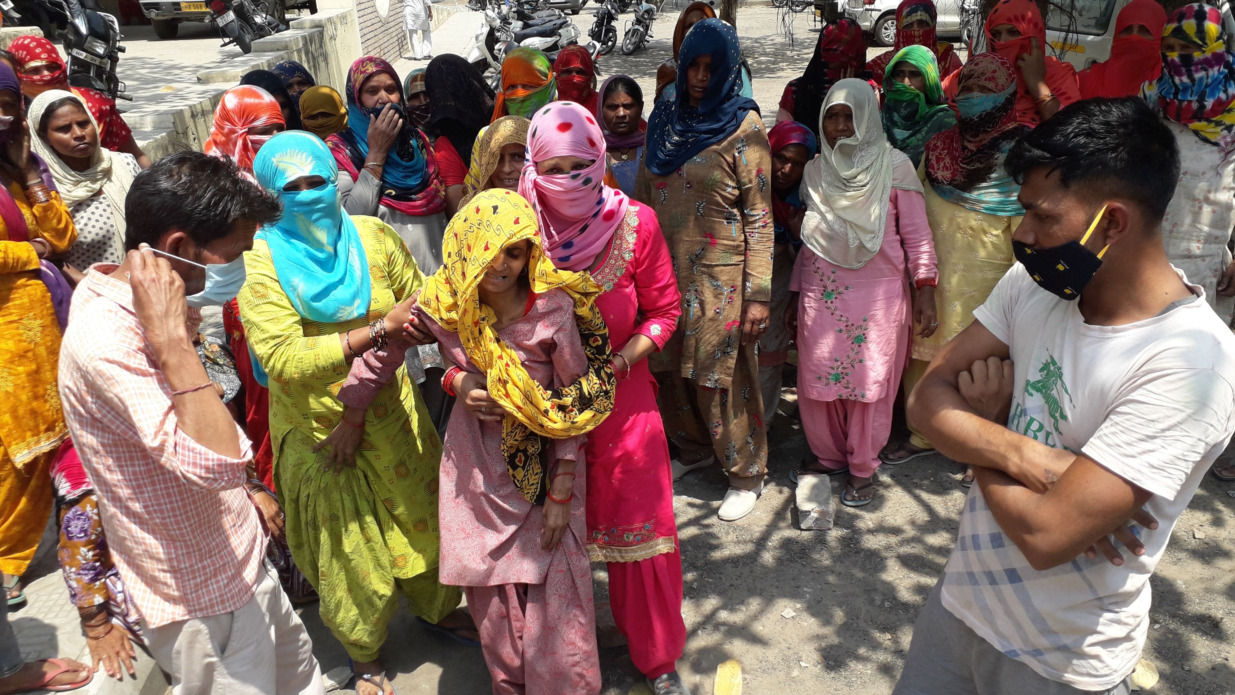 नागरिक अस्पताल में विलाप करते परिजन। संवाद नागरिक अस्पताल में विलाप करते परिजन। संवाद
