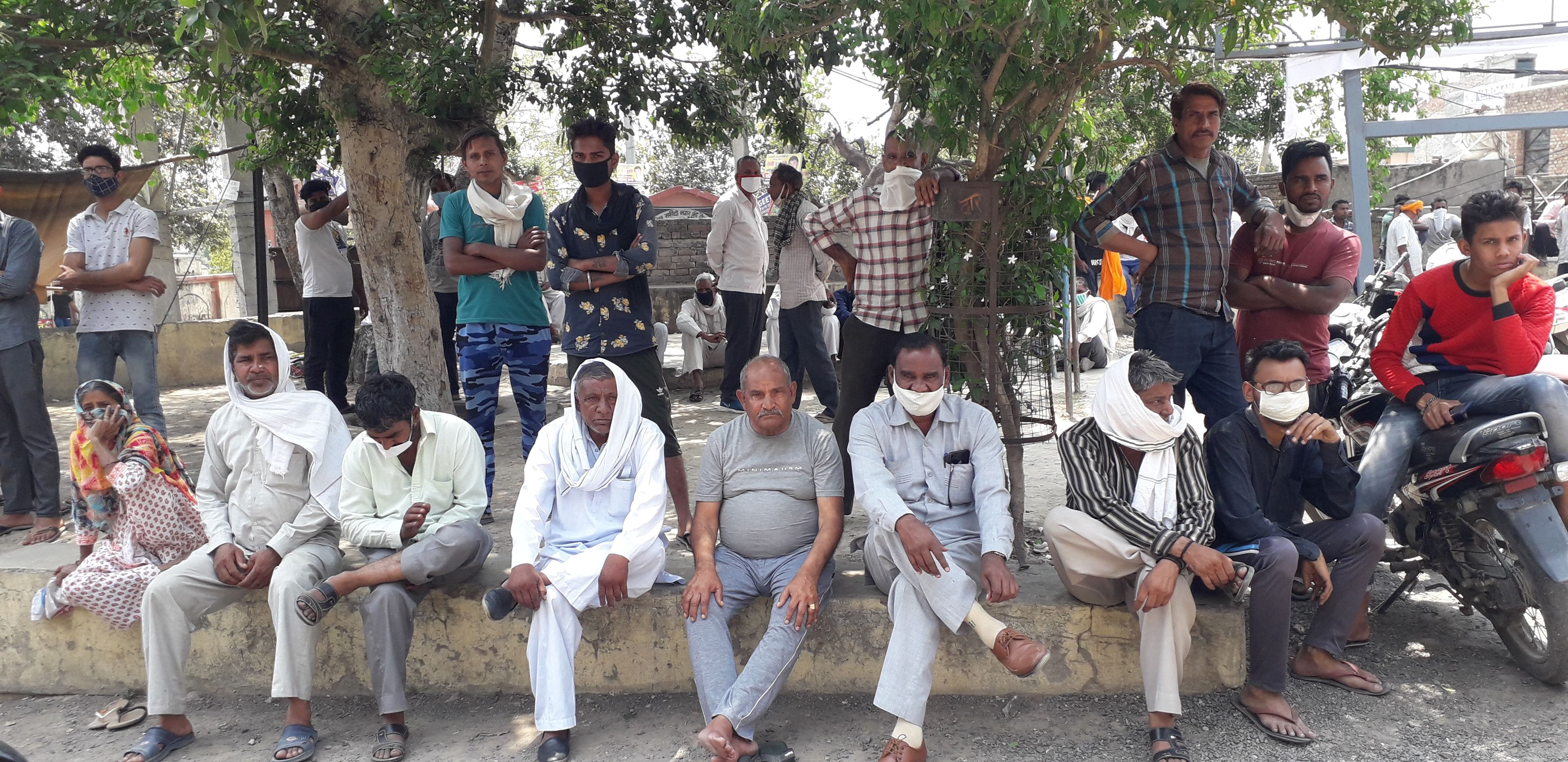 सफीदों नागरिक अस्पताल में मौजूद परिजन। संवाद सफीदों नागरिक अस्पताल में मौजूद परिजन। संवाद