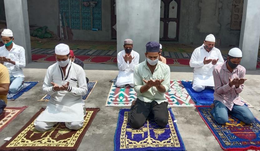 बेहट में सामाजिक दूरी पर जुमे की नमाज अदा करते मुस्लिम समुदाय के लोग।