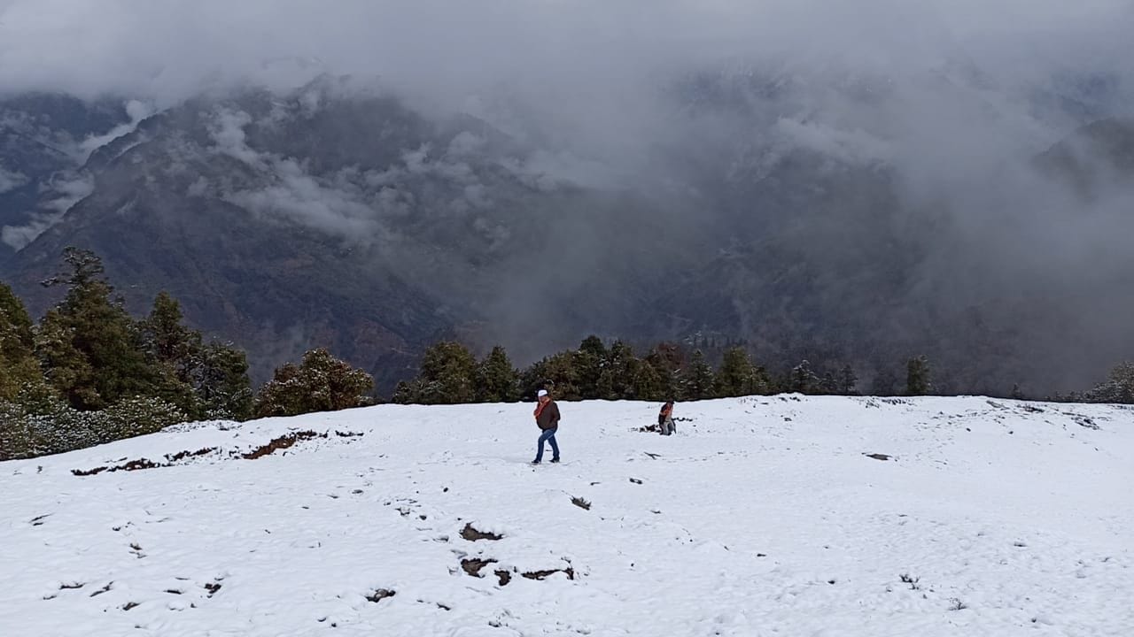 बागेश्वर के चिल्ठा क्षेत्र में गिरी बर्फ। संवाद न्यूज एजेंसी बागेश्वर के चिल्ठा क्षेत्र में गिरी बर्फ। संवाद न्यूज एजेंसी