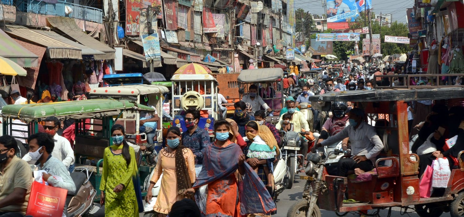शहर के शिव चौक पर बाजार में सामाजिक दूरी से लापरवाही कर कोरोना संक्रमण को बढावा देते लोग। शहर के शिव चौक पर बाजार में सामाजिक दूरी से लापरवाही कर कोरोना संक्रमण को बढावा देते लोग।